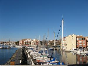 grupa łodzi zacumowanych w marinie z budynkami w obiekcie T2 50M2 BELLE VUE CALME CENTRE PORT PARKING w Cap d'Agde +9 zdjęć