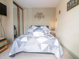 מיטה או מיטות בחדר ב-Pass the Keys Elegant Home near Cotswolds