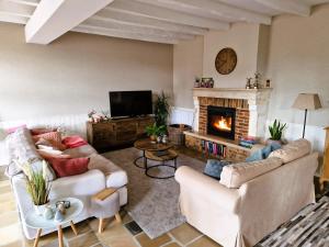 Suaux的住宿－Les Quintanes，客厅设有两张沙发和一个壁炉