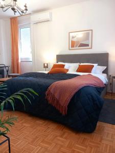 een slaapkamer met een groot bed in een kamer bij Apartman studio MINNA Osijek, free parking in Osijek