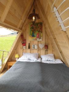 Llit o llits en una habitació de Altana letnia nr1 - Herbergerówka Agroturystyka na wsi