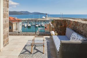 Un patio con una mesa y sillas en un balcón. en Luštica Magnolia apartment, en Tivat