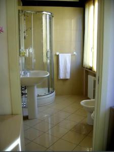 bagno con lavandino, doccia e servizi igienici di Residenza Il Capitano a San Benedetto Po