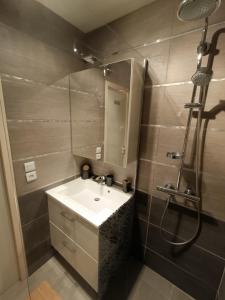 Kúpeľňa v ubytovaní Very functional apartment with sea view + 6 fotografií