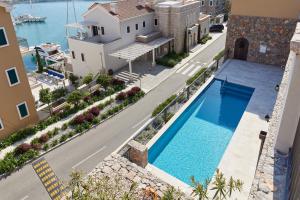 - une vue sur la piscine dans une villa dans l'établissement Luštica Bay Magnolia apartment with big terrace, à Tivat