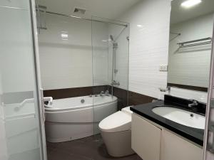 ハノイにあるNINE HOUSING 92 Dao Tanのバスルーム(トイレ、洗面台、バスタブ付)
