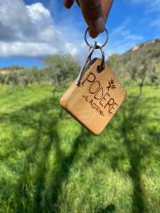 a person holding a tag that says dad inorigin at Podere Il Ritorno in Portoferraio
