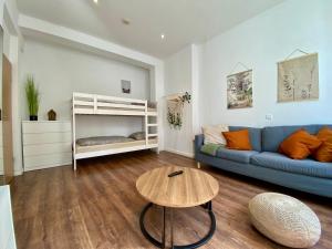 uma sala de estar com um sofá azul e uma mesa em Elephant Apartment im Kultviertel em Bremerhaven