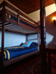 - un lit superposé avec une couette bleue dans l'établissement Le Gîte Ensorcelé, à Saint-Jean-Soleymieux