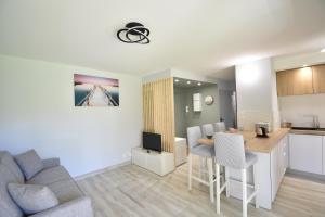 Kuchyň nebo kuchyňský kout v ubytování Ermitage - Hossegor centre ville confortable appartement en rez de jardin