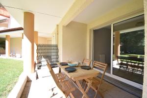 Patio nebo venkovní prostory v ubytování Ermitage - Hossegor centre ville confortable appartement en rez de jardin