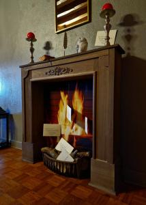 - une cheminée dans le salon dans l'établissement Le Gîte Ensorcelé, à Saint-Jean-Soleymieux
