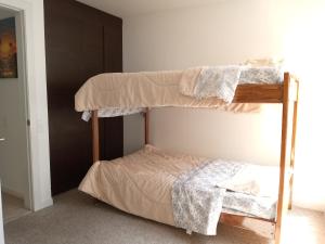 1 dormitorio con 2 literas en una habitación en Excepcional apartamento cerca de todo, en Quito