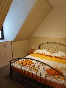 a bedroom with two beds in a attic at Penzion Manský Dvůr in Dolní Žandov