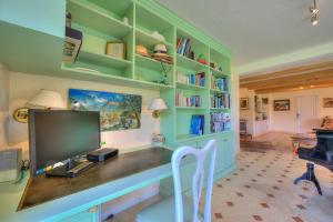 Televízia a/alebo spoločenská miestnosť v ubytovaní Maison Marine - Happy Rentals