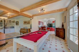 uma sala de estar com uma mesa de bilhar em Maison Marine - Happy Rentals em Antibes