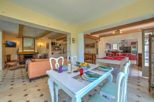 Televízia a/alebo spoločenská miestnosť v ubytovaní Maison Marine - Happy Rentals
