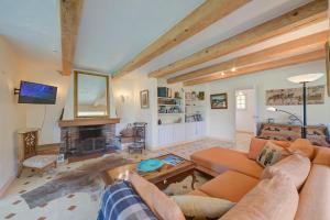 uma sala de estar com um sofá e uma lareira em Maison Marine - Happy Rentals em Antibes