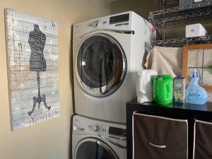 eine Waschmaschine, eine Waschmaschine und ein Trockner im Zimmer in der Unterkunft Sand Lake Getaway Lakefront in Tipton