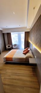 - une chambre avec un grand lit et une grande fenêtre dans l'établissement Th Luxury Central, à Catane