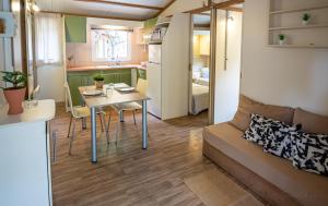 a small apartment with a table and a couch at Camping & Resort La Torre del Sol in Montroig