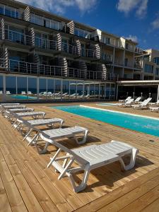 Bazén v ubytování Apart-Hotel Poseidon nebo v jeho okolí