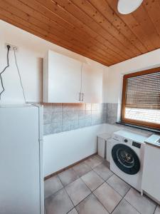 uma cozinha com uma máquina de lavar roupa e uma janela em Granny Smith em Neuhofen