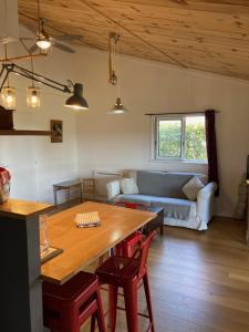 a living room with a table and a couch at Le Gîte de l'Aérogrange in Biscarrosse