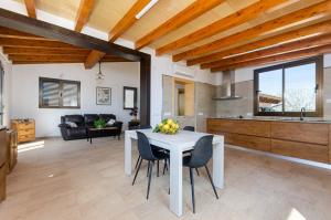 cocina y sala de estar con mesa y sillas en YourHouse Cas Padri, lovely country house perfect for 2 guests, en Muro