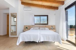 1 dormitorio con cama y ventana grande en YourHouse Cas Padri, lovely country house perfect for 2 guests, en Muro