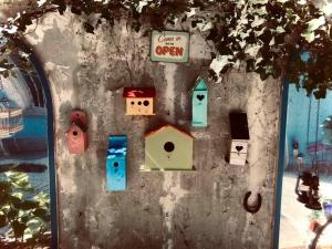 um modelo de uma casa de pássaros com diferentes casas coloridas em Piccolo Hotel em Locarno