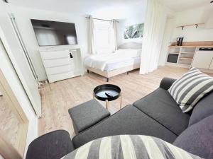 格拉爾－米里茨的住宿－Gemütliches Appartement 10 Minuten zum Strand，客厅配有沙发和1张床