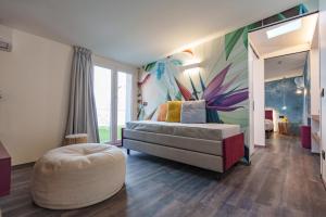 um quarto com uma cama e uma parede colorida em Design Hotel Astra B&B em Misano Adriatico
