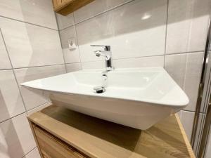 a white sink sitting on a counter in a bathroom at Gemütliches Appartement 10 Minuten zum Strand in Graal-Müritz