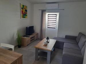 - un salon avec un canapé et une table dans l'établissement Apartment Jana, à Korčula