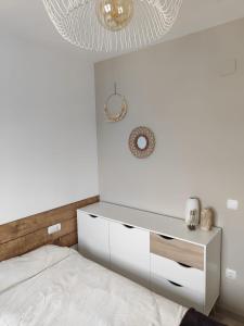 um quarto branco com uma cama e uma cómoda em Kévista - AzulenaCalpe em Calpe