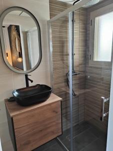 un baño con lavabo y espejo en Kévista - AzulenaCalpe, en Calpe