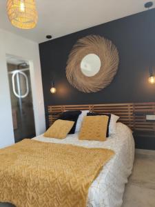 um quarto com uma cama grande e um espelho grande em Kévista - AzulenaCalpe em Calpe