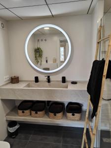 uma casa de banho com um lavatório e um espelho em Kévista - AzulenaCalpe em Calpe