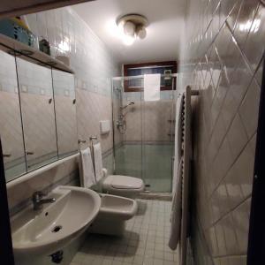 uma casa de banho com um WC, um lavatório e um chuveiro em Ca' Lucio MyTravelChioggia em Chioggia