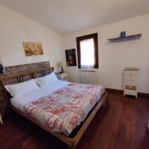 um quarto com uma cama grande e uma janela em Ca' Lucio MyTravelChioggia em Chioggia