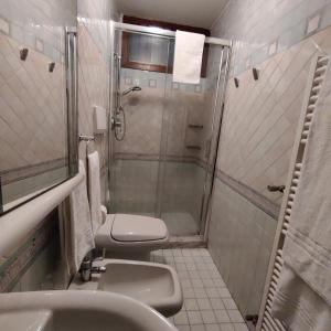 uma casa de banho com 2 WC e um chuveiro em Ca' Lucio MyTravelChioggia em Chioggia