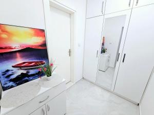 A television and/or entertainment centre at Studio Apartment with balcony 300m from beach