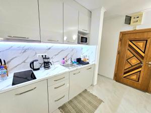 A kitchen or kitchenette at Studio Apartment with balcony 300m from beach