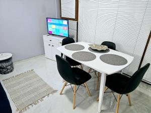 A television and/or entertainment centre at Studio Apartment with balcony 300m from beach