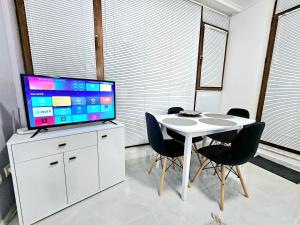 A television and/or entertainment centre at Studio Apartment with balcony 300m from beach