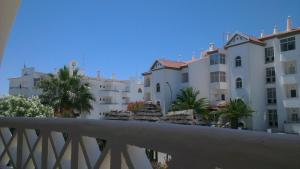 una vista de algunos edificios desde un puente en Alta Oura en Albufeira