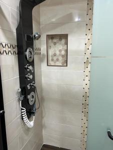 a shower stall in a bathroom with a phone at Don cozy in Saint Albans