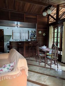 uma sala de estar com uma mesa e uma cozinha em Paz na Serra Teresopolis em Teresópolis