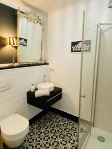 La salle de bains est pourvue de toilettes, d'un lavabo et d'un miroir. dans l'établissement Hasselberger Huus, à Hasselberg